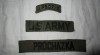 Výstroj U.S. Army. Tři nášivky olivově zelená barva viz foto vhodné na košili U.S. Army. AIRBORNE na rukáv košile, U.S. ARMY a JMÉNO VOJÁKA nad kapsy u košile. Cena pouze vše dohromady za 400,-- Kč. 515437_t.jpg
