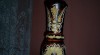 vázu vyrobenou a vydlabanou z kmenu stromu, viz foto. Je ze dřeva vyřezávané ornamenty kytky, apod. Celková výška 46cm, horní šířka 13cm, spodní šířka podstavec 14cm. 520962_t.jpg
