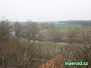 Zasíťovaný stavební pozemek s výhledem na údolí Jizery 20 km do Prahy_2 138089_2.jpg