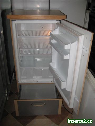 Chladnice vestavná INDESIT zabudovaná ve skříni se šuplíkem_1 160606_1.jpg