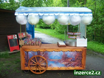 Dřevěný stánek s cukrovou vatou_1 165929_1.jpg