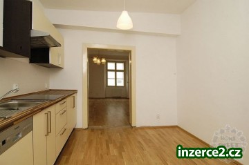 krásný, nezařízený byt k pronájmu, ul. U Lužického semináře, Malá Strana, 63m2, Karlův most_2 166445_2.jpg