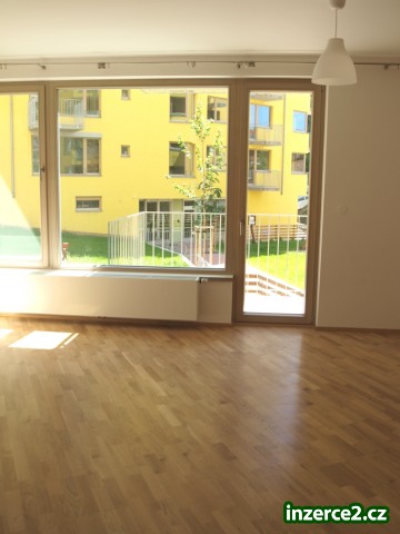 Pronajmu krásný slunný nový byt 2+kk Praha 3 vč. garážového stání_2 168941_2.jpg