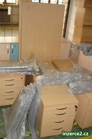 Prodám skoro novy kancelarsky stoly_2 200267_2.jpg