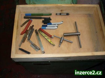 Prodám soustruh mn 80 ,příslušenství viz foto nože ,sklíčidlo,po střední opravě ,přesný,zažkrábané lože_2 206441_2.jpg