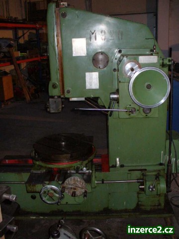 Prodám svislou obrážečku M 320, výborný stav ,skok 320mm,dělicí aparát ,vhodná na ozubení po jednom zubu (velký průměr) .Rok výroby 1986,váha 3650, průměr stolu 630mm_1 223563_1.jpg