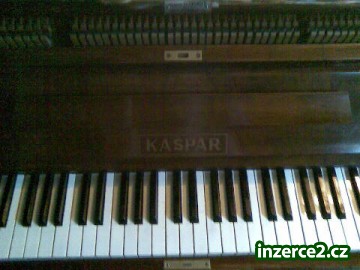 PRODÁM HNĚDÉ LESKLÉ PIANino KAŠPAR- BÍLÉ KLAVESY, výška cca 125cm-délka cca 130cm,3 pedály FUNKČNÍ-DOVOZ MOŽNÝ- JSEM Z PRAHY-špatné foto jinak ve skutečnosti hezký_1 228982_1.jpg
