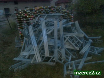 Prodam Stropni bednici tramce zn.Peri,hlavice a trojnozky.Tel:774161422_2 236505_2.jpg