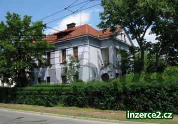 Zrekonstruovaná vila 6+2 se zahradou a garážemi_1 241851_1.jpg