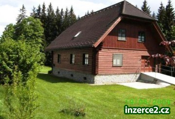 Krsáná šumavská roubenka uprostřed NP Šumava_2 319891_2.jpg