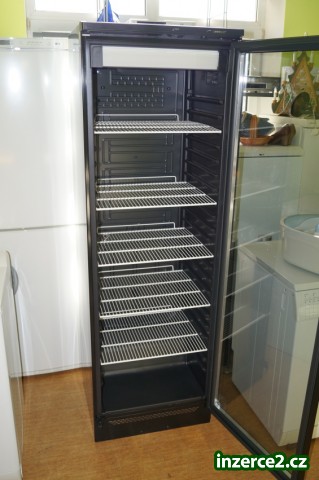 Prosklená lednice Vestfrost VKG 571 černá_2 323996_2.jpg