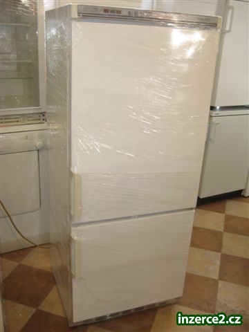 Lednice kombinovaná LIEBHERR glass line_2 344810_2.jpg