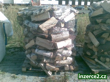Štípané dřevo 33cm na paletě v síťovině_1 400760_1.jpg