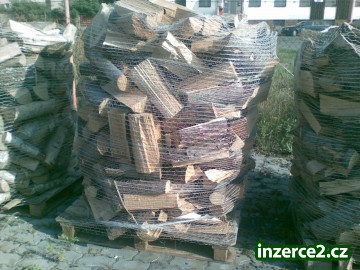 Štípané dřevo 33cm na paletě v síťovině_2 400760_2.jpg