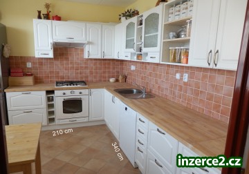 Moderní bílá rustikální rohová kuchyně_2 405693_2.jpg