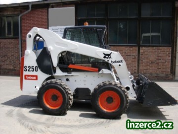 Smykový nakladač Bobcat S250_2 412563_2.jpg