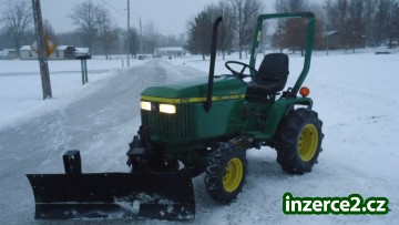 Dobry pomocnik do malych prostoru John Deere traktor 7I60_2 418757_2.jpg
