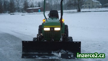 Dobry pomocnik do malych prostoru John Deere traktor 7I60_2 421807_2.jpg
