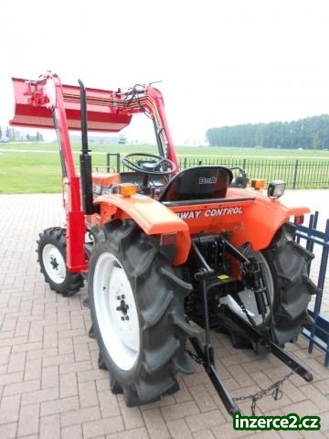Malotraktor Hinomoto Buld s čelním nakladačem_2 425601_2.jpg