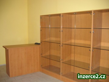 PROSKLENNÉ VITRÍNY S PRODEJNÍM PULTEM_2 43872_2.jpg
