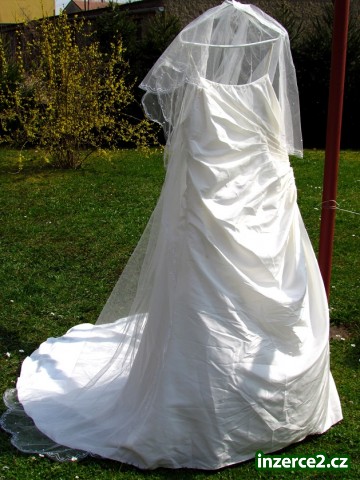 Svatební šaty s vlečkou + závoj s perličkami_1 466807_1.jpg