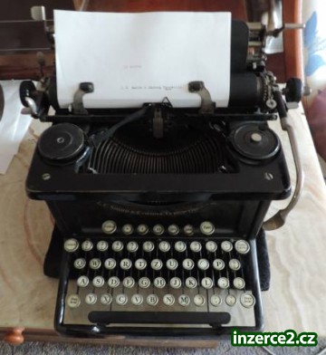 Historický funkční psací stroj L. C. Smith_1 493324_1.jpg