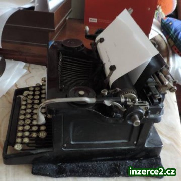 Historický funkční psací stroj L. C. Smith_2 493324_2.jpg