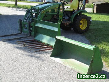John Deere 2320 traktor s příslušenstvím_1 512832_1.jpg