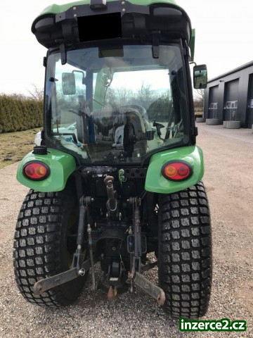 John Deere 3520 traktor s čelním nakladačem a příslušenstvím_2 516354_2.jpg