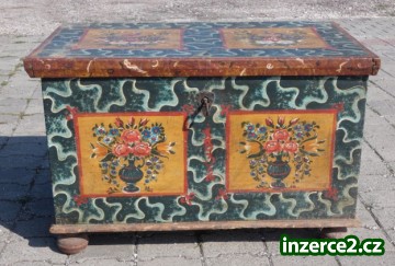 Nabízím starou stylovou krkonošskou dřevěnou truhlu z roku 1832. V nabídce na antikprodej. Zámek a kování je původní. V případě zájmu mi volejte na uvedené telefonní číslo._1 529598_1.jpg