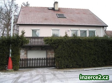 Rodinný dům na okraji Mnichova Hradiště sousedící s přírodním lesoparkem nad skalní terasou nad řekou Jizerou._1 59173_1.jpg