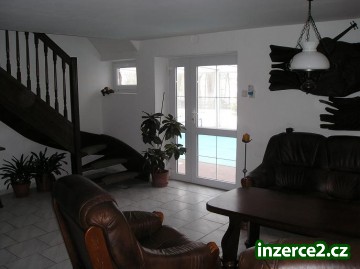 Rodinný dům na okraji Mnichova Hradiště sousedící s přírodním lesoparkem nad skalní terasou nad řekou Jizerou._2 59173_2.jpg